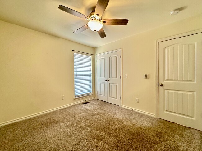 Building Photo - 308 N Lockeport Dr