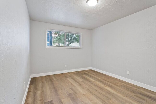 Building Photo - MOVE IN SPECIAL 1ST MONTH RENT FREE!! 2 bedroom unit!!