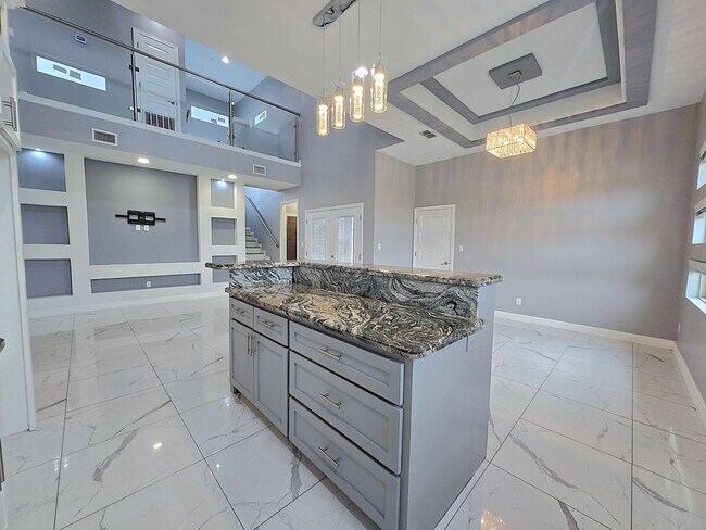Building Photo - Beautiful Modern 4 Bed/3 Bath/2 Gar Centra...