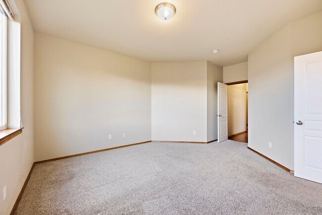 Building Photo - Vaulted Ceilings, A/C & Fully Fenced Yard – Beautiful 3-Bedroom Olympia Home!