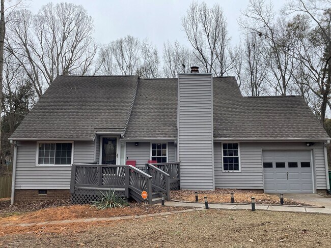 Primary Photo - Spacious and modernized 4 bedroom home ful...