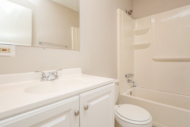 Building Photo - 925 Virginia Ct SE