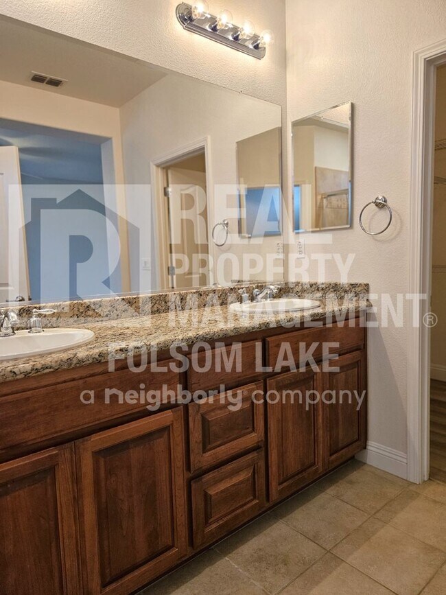 Building Photo - Spacious 3 bedroom 2.5 bath in North Natomas