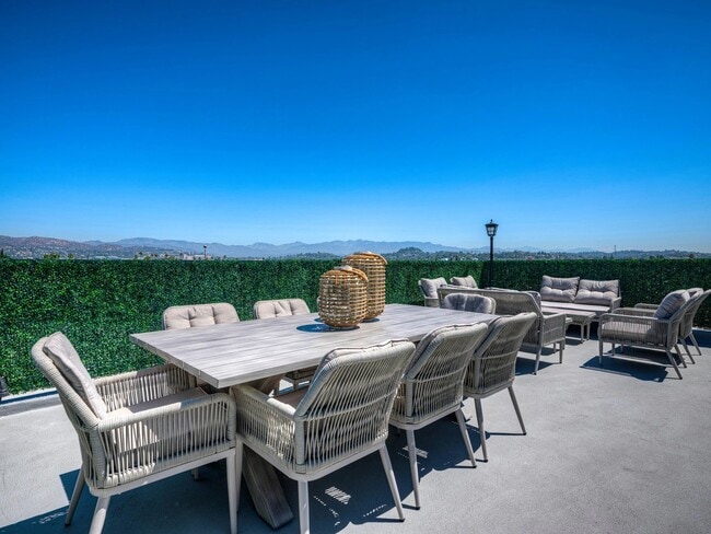 Building Photo - 338 Mariposa Ave