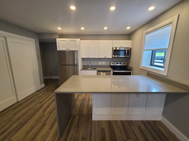 Building Photo - 15 Carson St