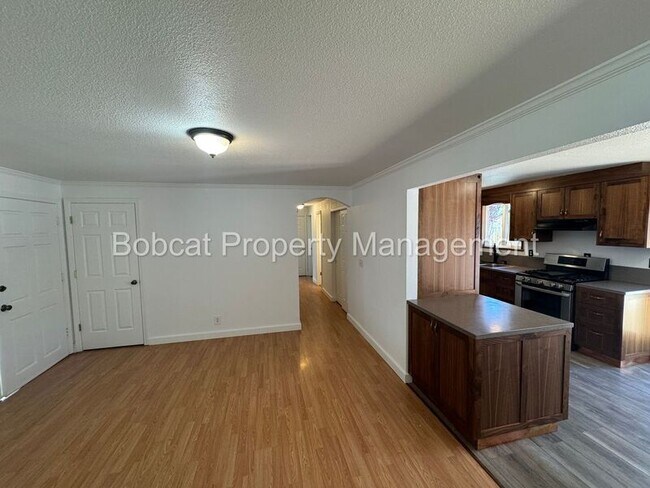 Building Photo - 700 Cottonwood Dr