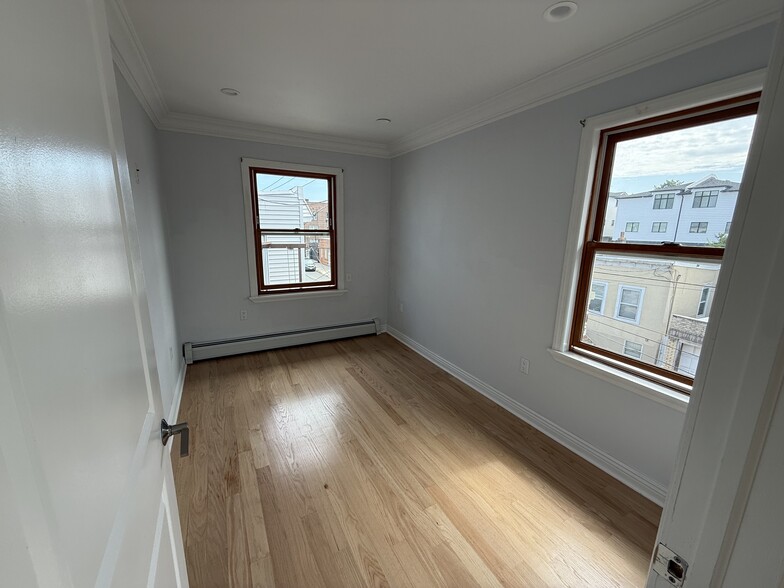 Building Photo - 307 9th St