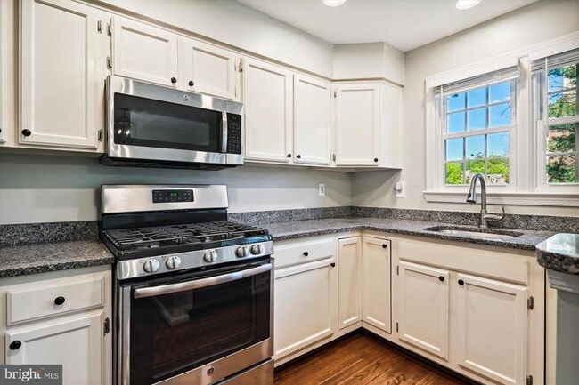 Building Photo - 1293 Quaker Hill Dr