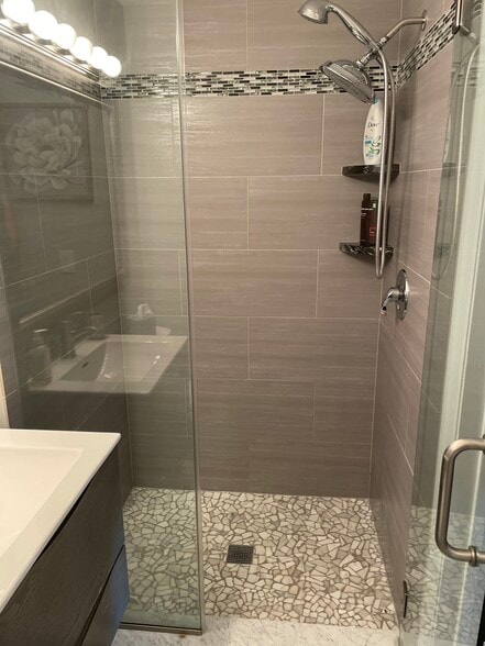 Building Photo - 165 Essex Ave