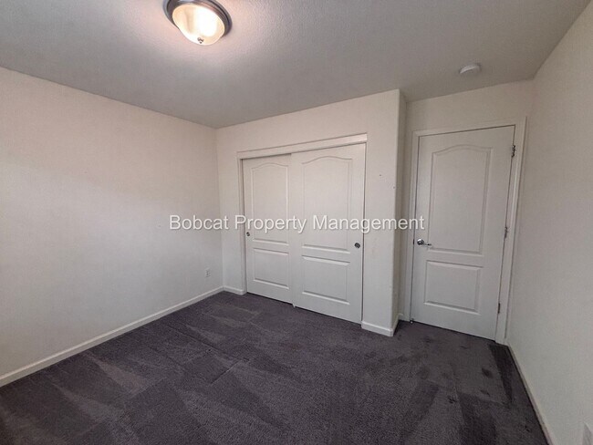 Building Photo - Large Home in Dayton with Mother In Law Quarters