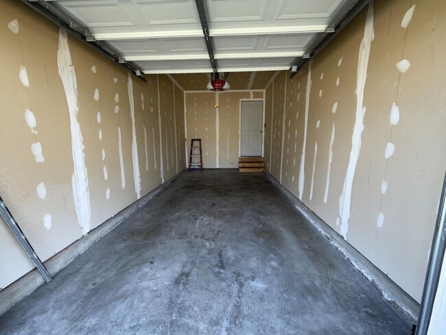 Building Photo - Beautiful 3 Bedroom / 2.5 Bath for Rent in Maryland Heights !