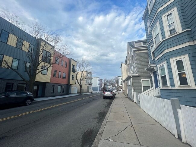 Building Photo - 643 Saratoga St