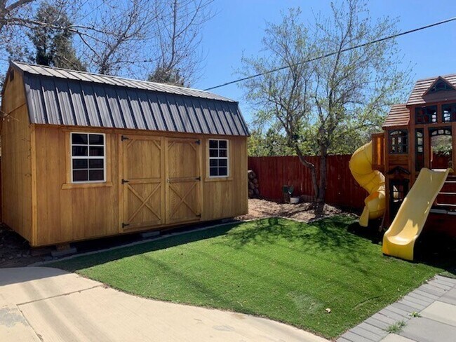 Building Photo - 3 Bed/2.5 Bath NE Bend Single Family Home with Hot Tub