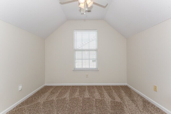 Building Photo - 15718 De Havilland Dr