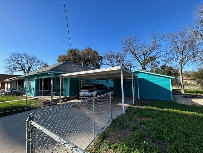 Building Photo - $500 OFF FIRST MONTH'S RENT IF MOVED IN BY...