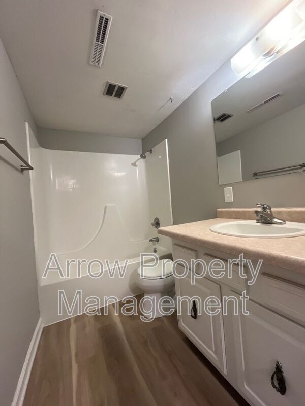 Building Photo - 440 Moffitt St