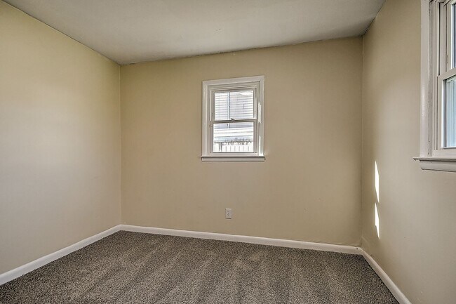 Building Photo - 214 Taylor Ave