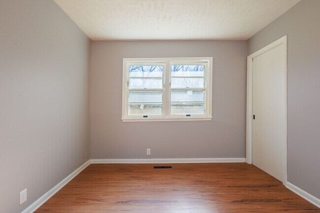 Building Photo - Gorgeous 4 bed 2 bath single-family home in Council Bluffs, IA