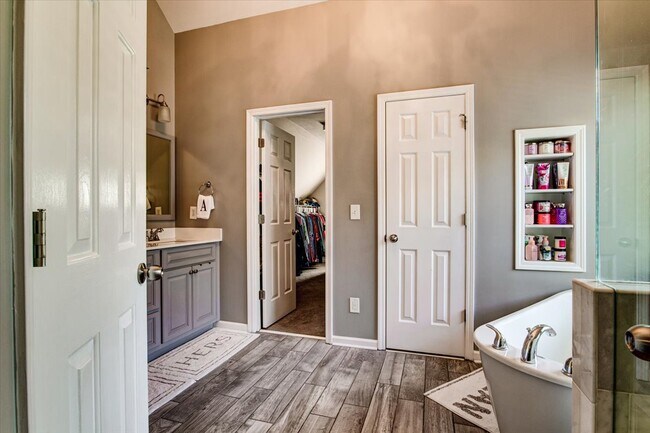 Building Photo - 1120 Bentwater Dr