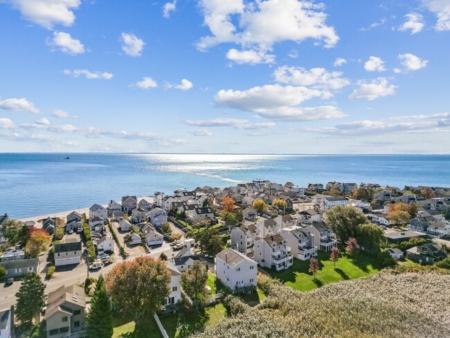 Building Photo - 656 Fairfield Beach Rd