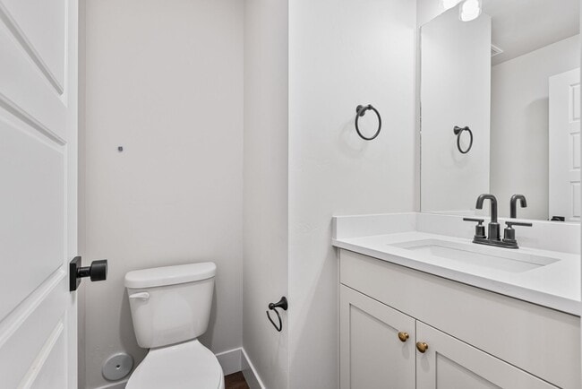 Building Photo - Awesome end unit 3 Bed 2.5 Bath townhome i...