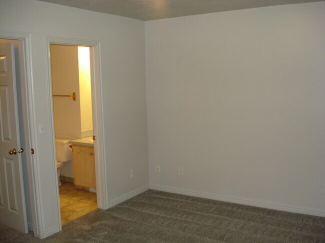 Building Photo - 60 E 200 N