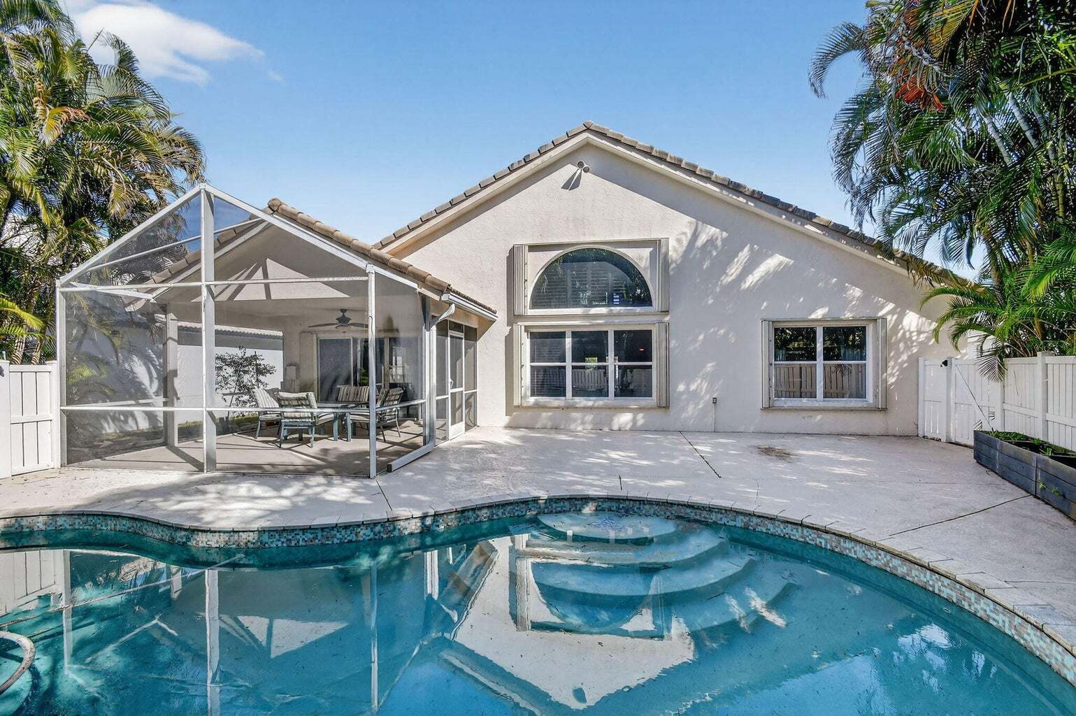 Building Photo - 2725 Pointe Cir