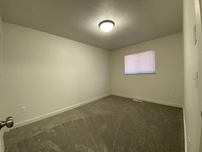 Building Photo - 3bed, 1bath, 1,000sq.ft. single car garage home - Emmett