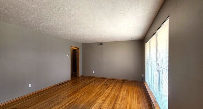 Building Photo - Darling 3 Bed 1.5 Bath 1 Car Garage in the Country Estates Addn Midwest City