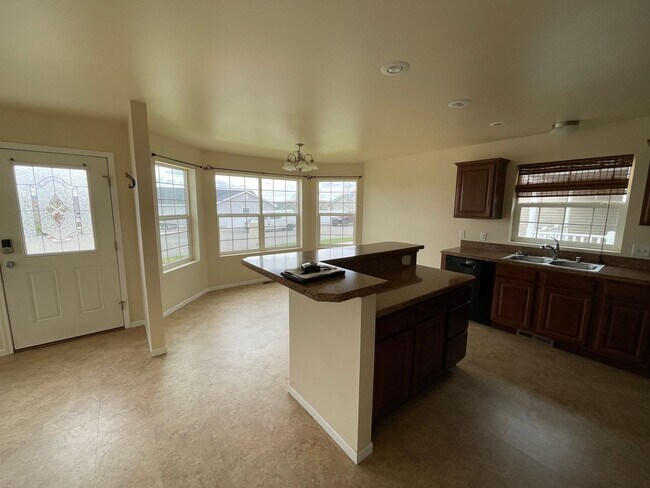 Building Photo - Spacious 3 bed for rent!