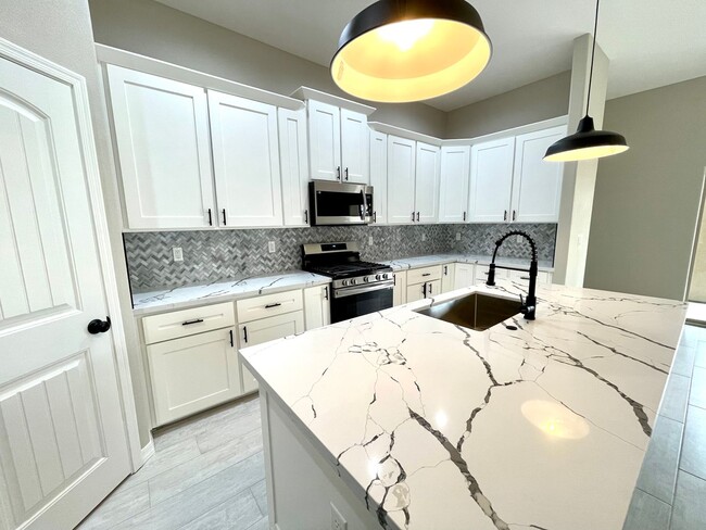 Building Photo - Beautiful 3 Bedroom Home on Desert Lakes Golf Course!