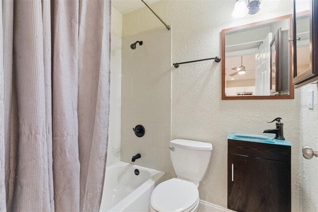 Building Photo - 1302 E Louisiana Ave