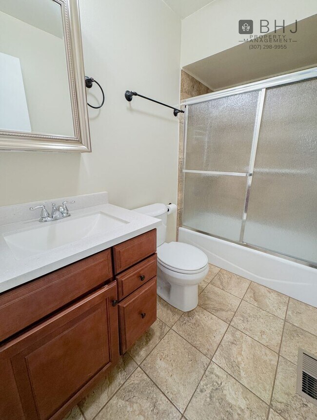 Building Photo - Pet Friendly 2 bed/ 2 bath single family h...