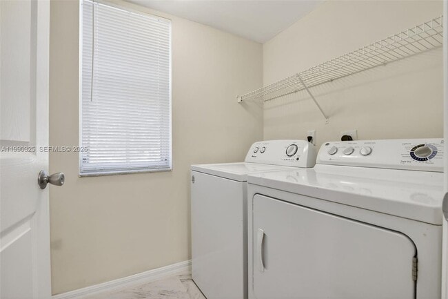 Building Photo - 2496 Centergate Dr