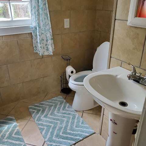 Upstairs mater bath. - 1014 Sailclub Rd