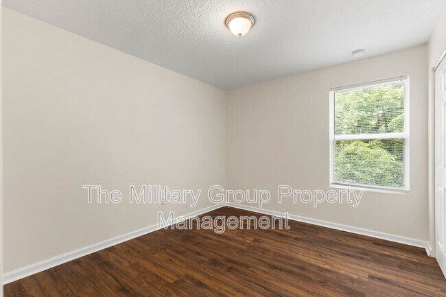 Building Photo - 1343 Pangola Dr