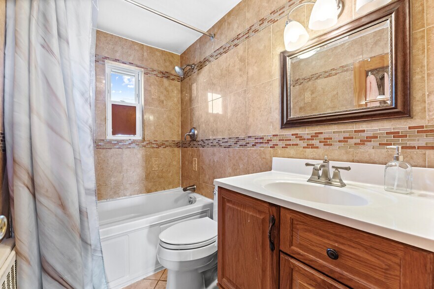 Building Photo - 1318 E 58th St