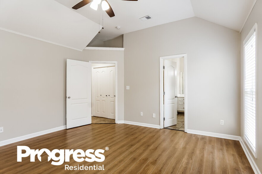 Building Photo - 277 Village Dr