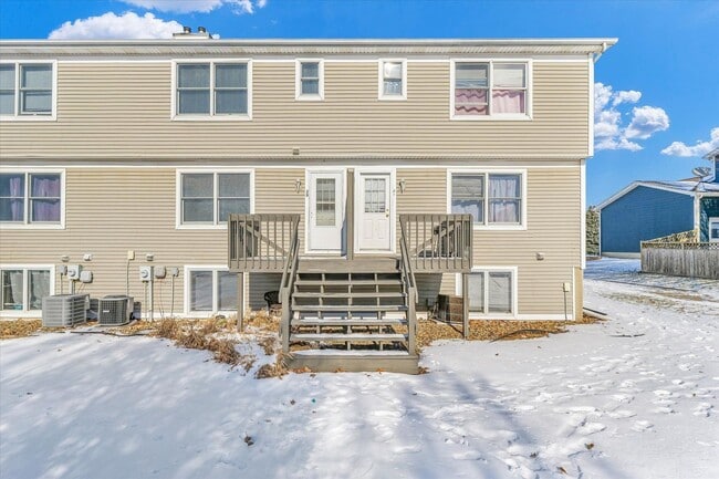 Building Photo - Spacious 3-Bed, 3.5-Bath Townhome with Attached Garage Overlooking Clearwater Park