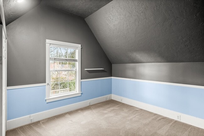 Building Photo - Delightful 4 Bed/2.5 Bath Craftsman home in the Rose City Park Neighbood