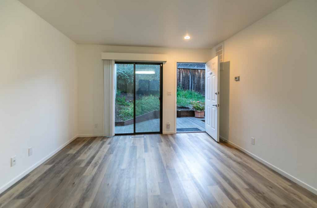 Building Photo - 2470 Bella Vista Ave