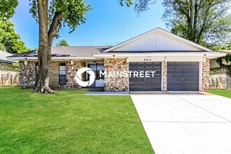 Building Photo - 3 Bedroom Pet-Friendly Home in Midwest City, OK with Main Street Renewal