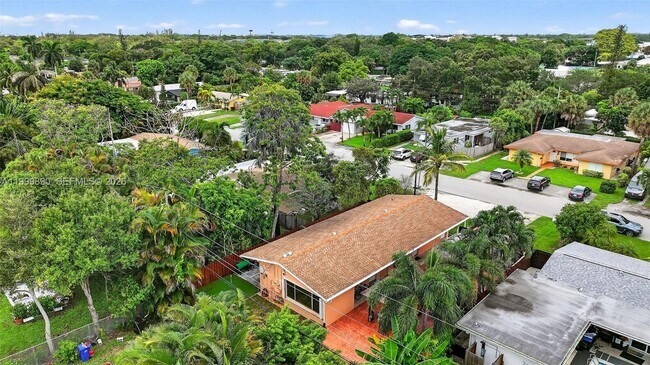 Building Photo - 920 SW 30th St