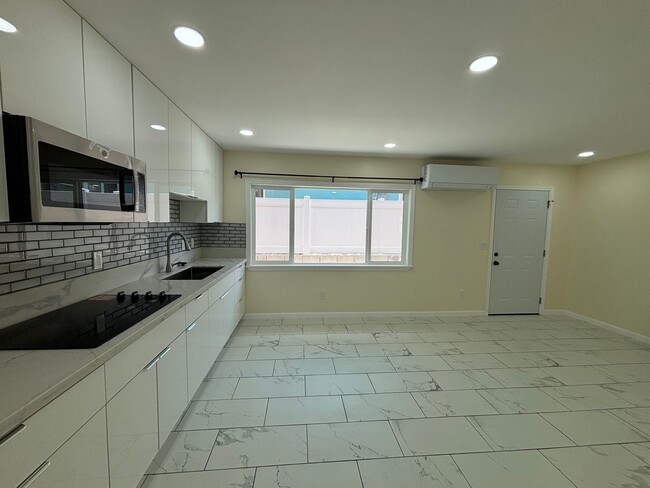 Building Photo - 1674 Kino St