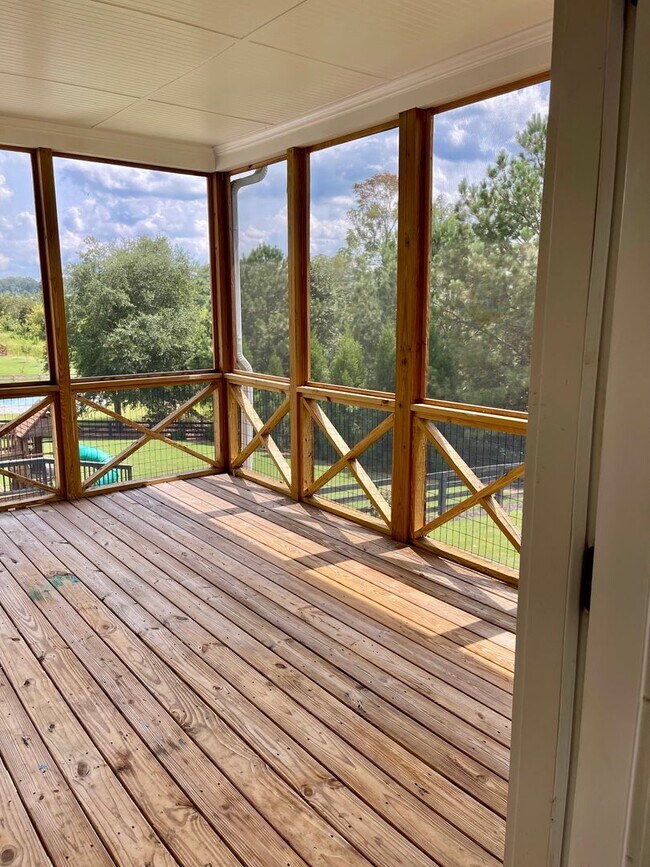 Building Photo - Gorgeous 5 bedroom 3.5 bath home in desira...