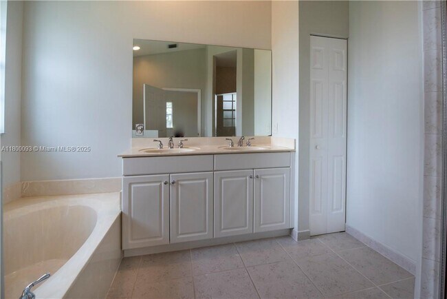 Building Photo - 3371 Lakeside Dr