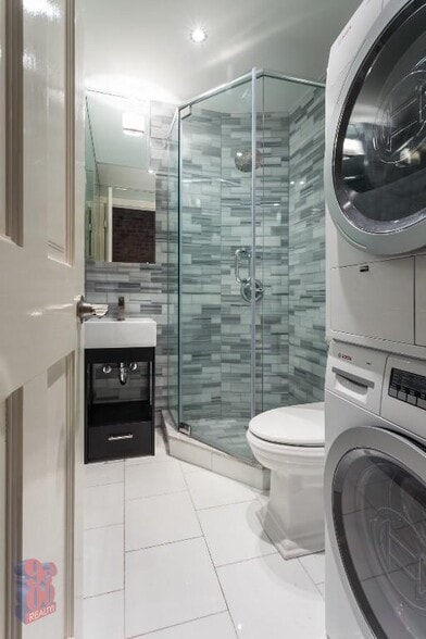 Building Photo - 635 E 6th St