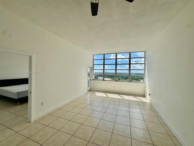 Building Photo - 1351 NE Miami Gardens Dr