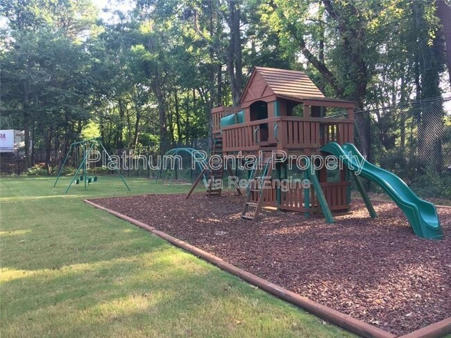 Building Photo - 3825 Lavista Rd