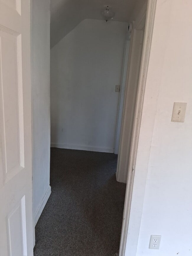 Building Photo - Charming 2-Bedroom Home in Rockford – Upda...